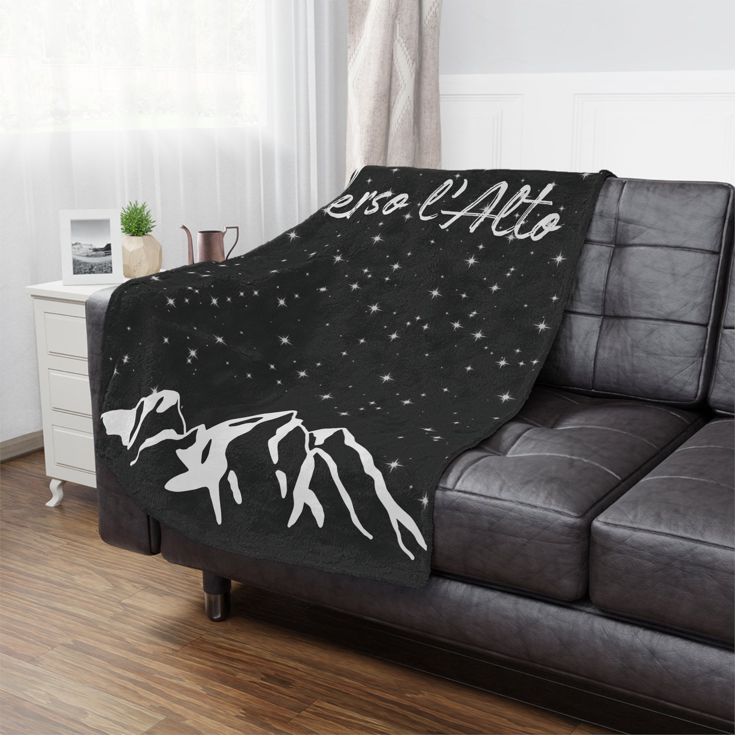 Verso l’Alto Cozy Minky Blanket – Starry Mountain Inspirational Throw (Black)