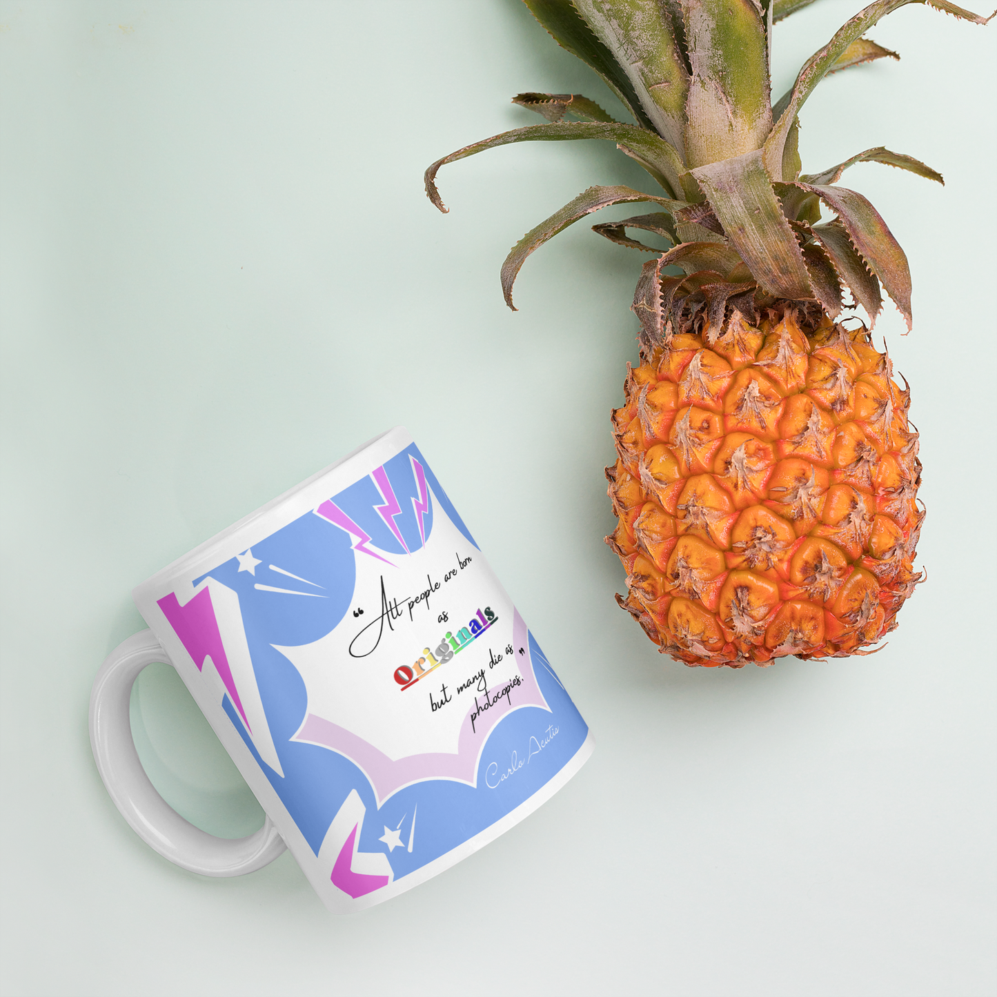 Carlo Acutis Christian Pop Mug (Bleu-Rose) - Droitier | Tasse à café catho inspirante – 11oz/15oz